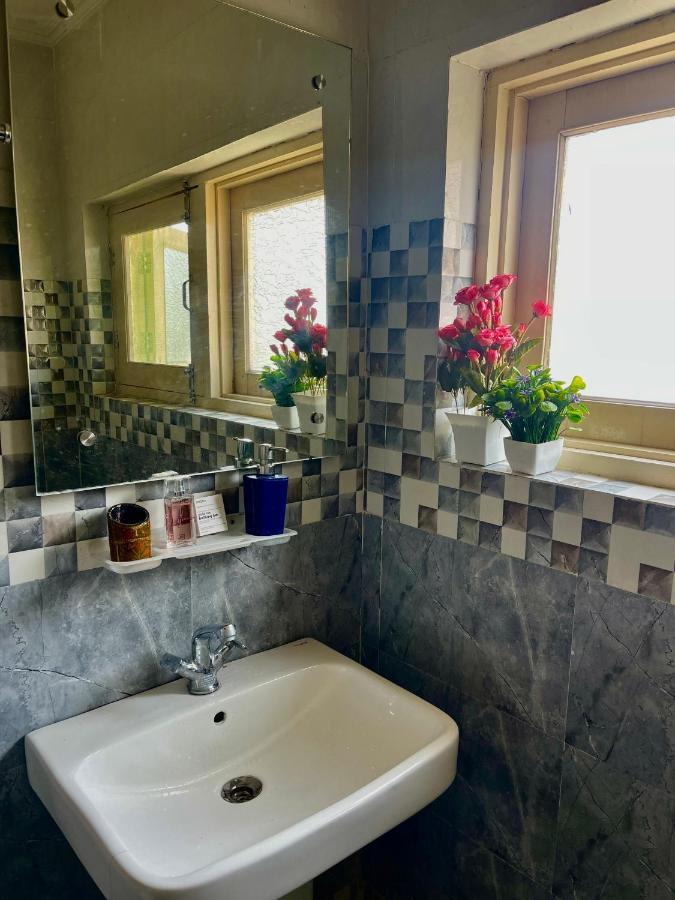 Khwaab Gah By The Khayabaan-Homestay Apartments Fully Furnished With Functional Kitchen, Wifi & Parking In City Centre Srīnagar 外观 照片