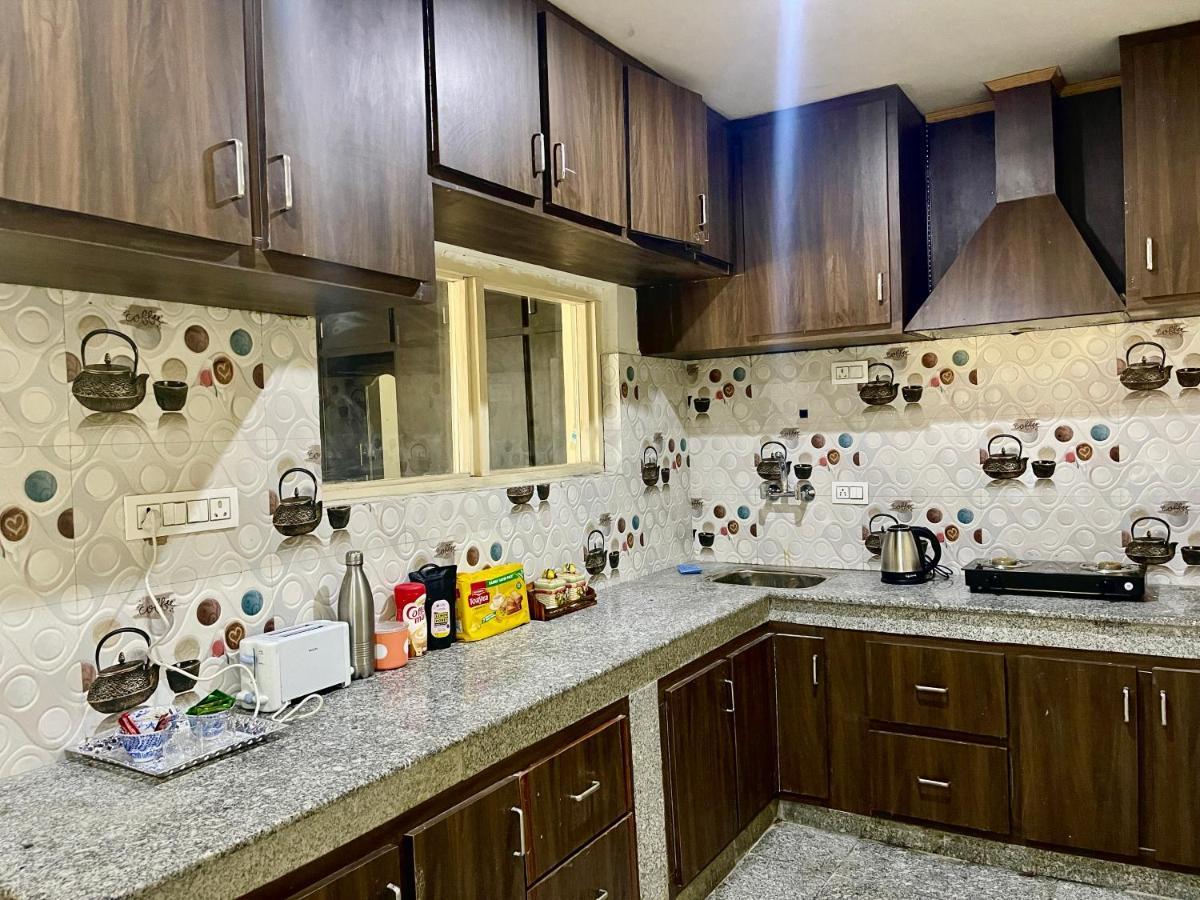 Khwaab Gah By The Khayabaan-Homestay Apartments Fully Furnished With Functional Kitchen, Wifi & Parking In City Centre Srīnagar 外观 照片