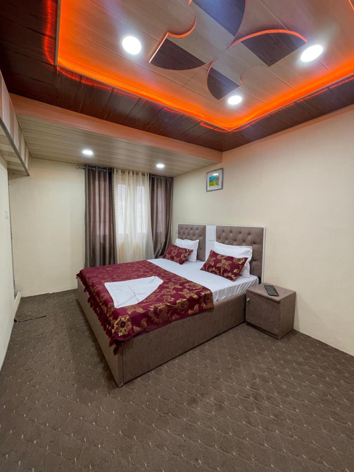 Khwaab Gah By The Khayabaan-Homestay Apartments Fully Furnished With Functional Kitchen, Wifi & Parking In City Centre Srīnagar 外观 照片