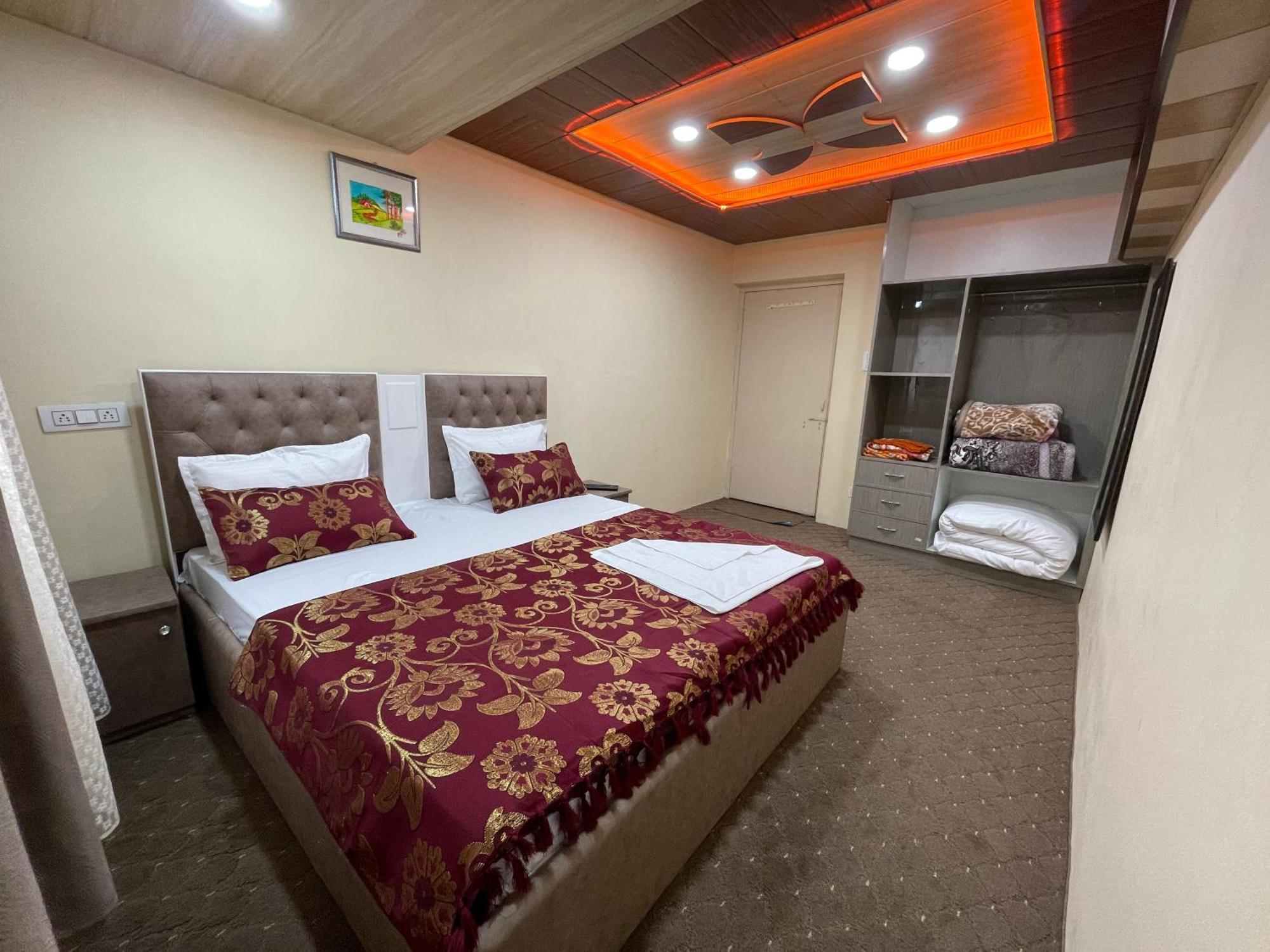 Khwaab Gah By The Khayabaan-Homestay Apartments Fully Furnished With Functional Kitchen, Wifi & Parking In City Centre Srīnagar 外观 照片