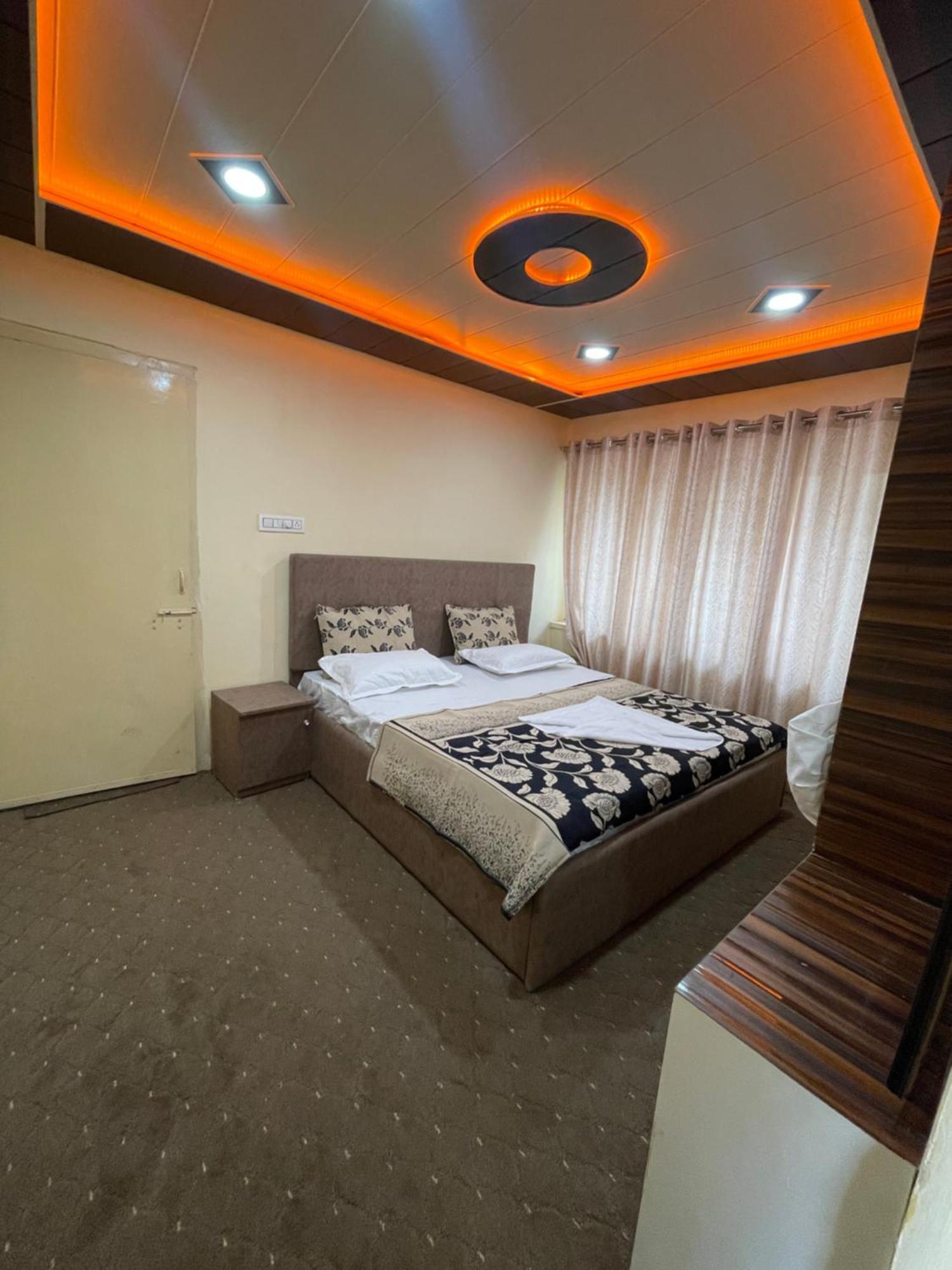 Khwaab Gah By The Khayabaan-Homestay Apartments Fully Furnished With Functional Kitchen, Wifi & Parking In City Centre Srīnagar 外观 照片