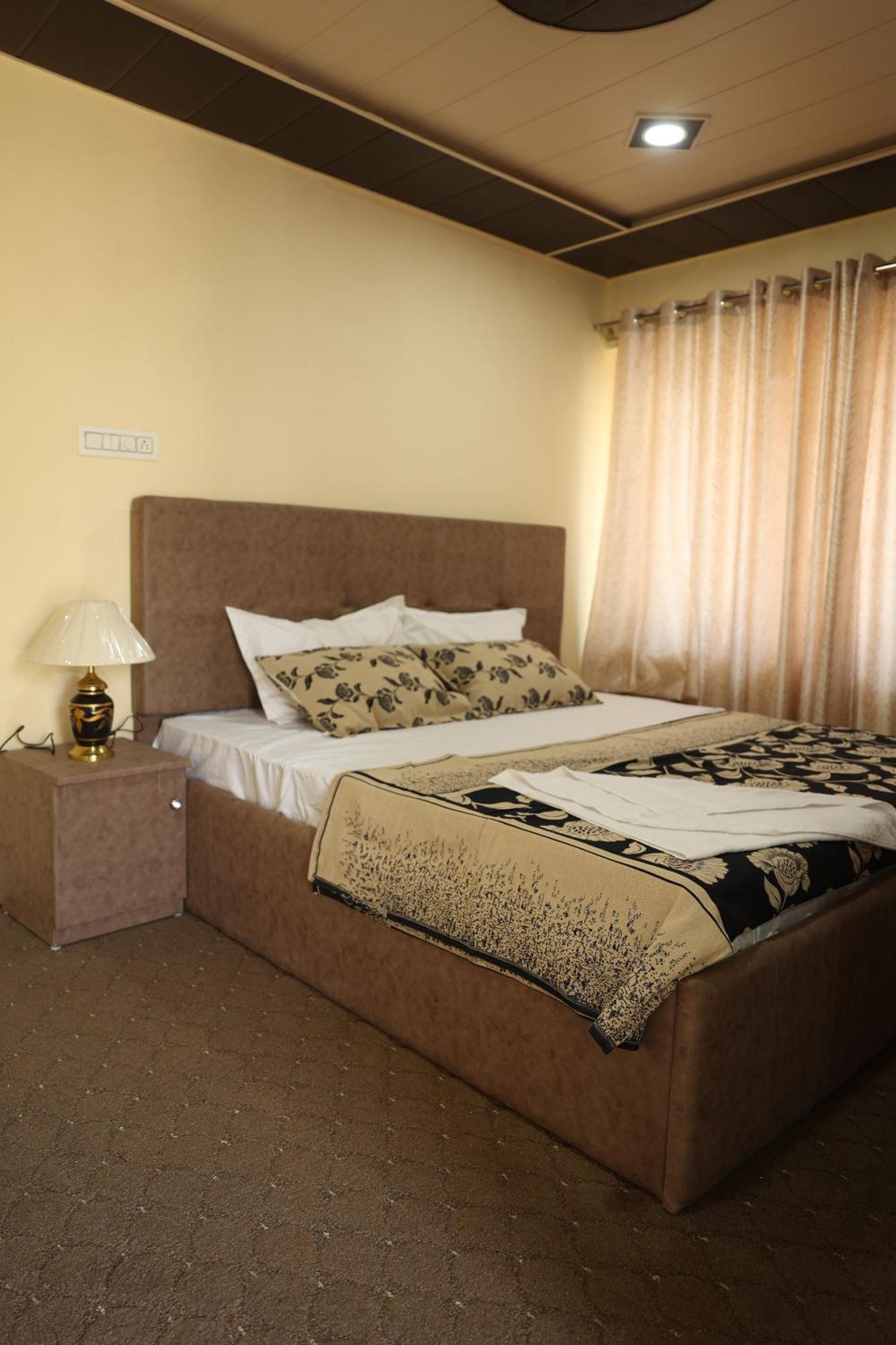 Khwaab Gah By The Khayabaan-Homestay Apartments Fully Furnished With Functional Kitchen, Wifi & Parking In City Centre Srīnagar 外观 照片