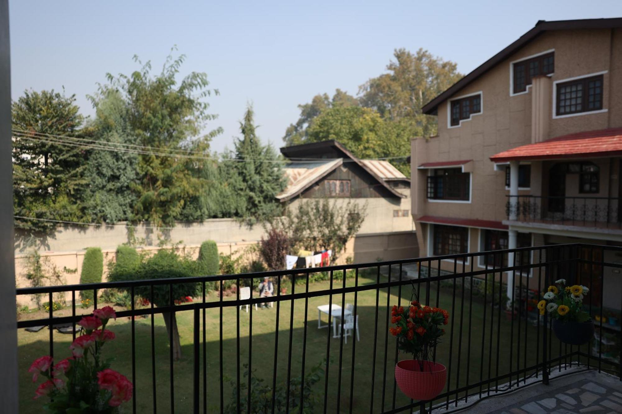 Khwaab Gah By The Khayabaan-Homestay Apartments Fully Furnished With Functional Kitchen, Wifi & Parking In City Centre Srīnagar 外观 照片