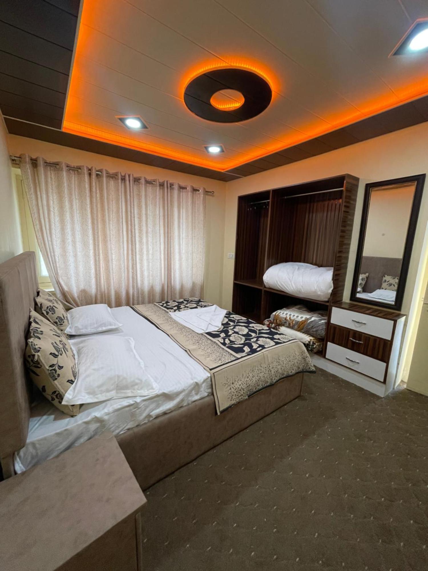 Khwaab Gah By The Khayabaan-Homestay Apartments Fully Furnished With Functional Kitchen, Wifi & Parking In City Centre Srīnagar 外观 照片