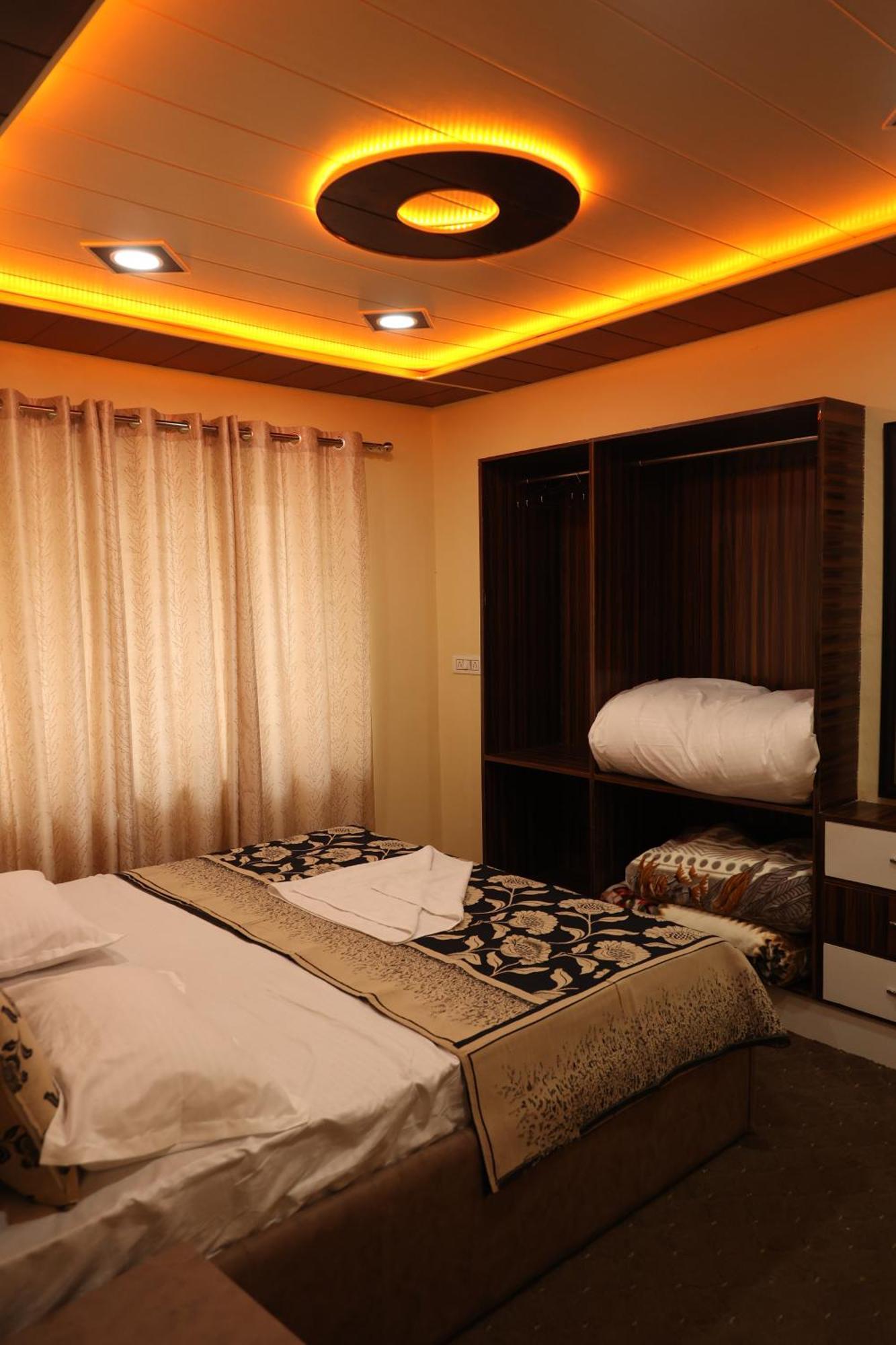 Khwaab Gah By The Khayabaan-Homestay Apartments Fully Furnished With Functional Kitchen, Wifi & Parking In City Centre Srīnagar 外观 照片