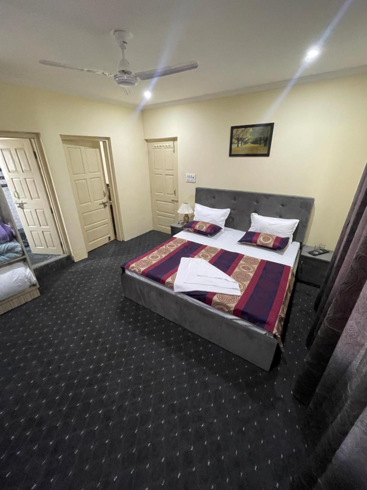 Khwaab Gah By The Khayabaan-Homestay Apartments Fully Furnished With Functional Kitchen, Wifi & Parking In City Centre Srīnagar 外观 照片