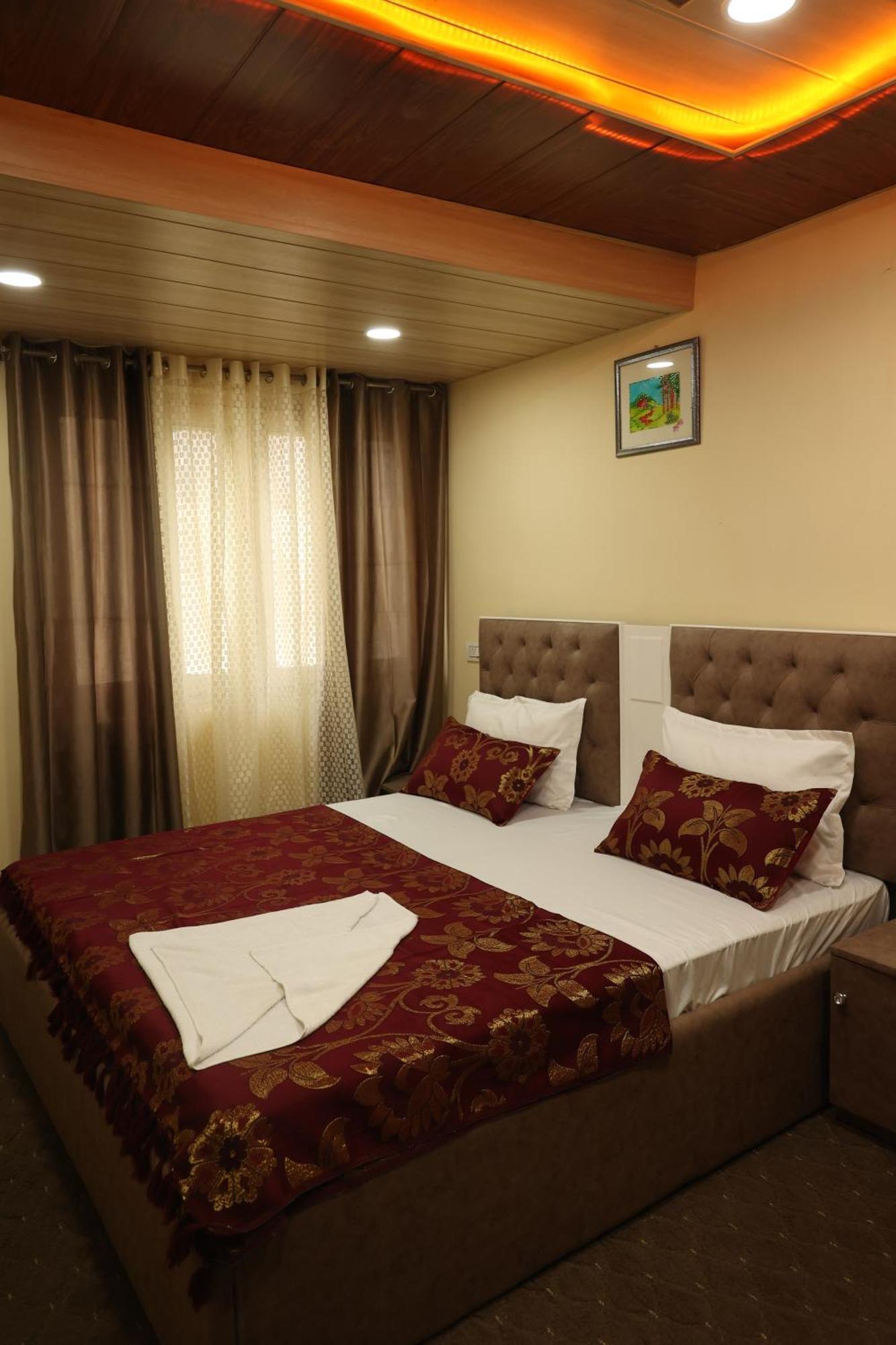 Khwaab Gah By The Khayabaan-Homestay Apartments Fully Furnished With Functional Kitchen, Wifi & Parking In City Centre Srīnagar 外观 照片