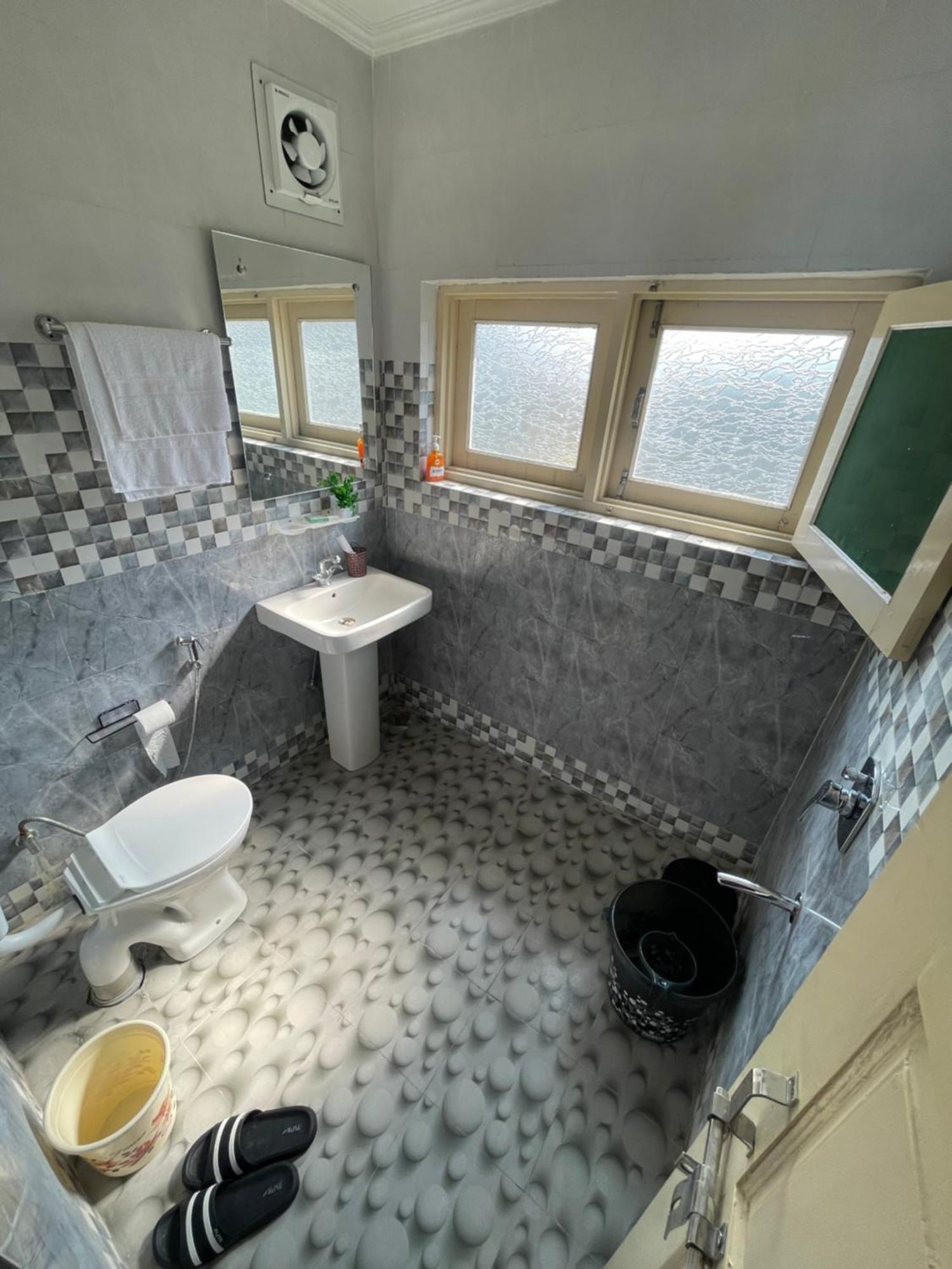 Khwaab Gah By The Khayabaan-Homestay Apartments Fully Furnished With Functional Kitchen, Wifi & Parking In City Centre Srīnagar 客房 照片